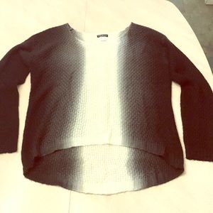 Venus hi low black & white sweater size med.